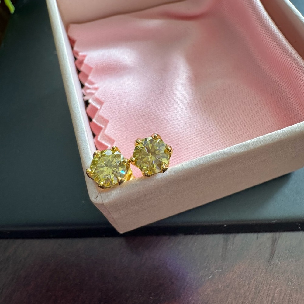 Moissanite‎ yellow studs. Total wt 1 caret - Picture 2 of 2
